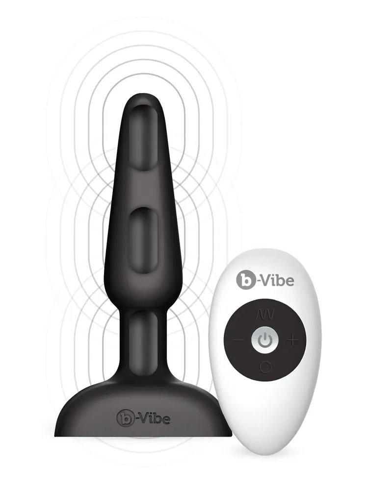 Vysokokvalitný análny vibrátor s trojitým motormi b-Vibe trio, dostupný v čiernej farbe.